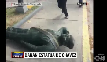Una imagen hace poco impensable en Venezuela: derriban y pisotean estatua de Hugo Chávez