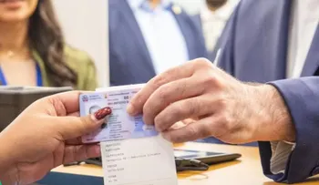Abinader deroga restricción de edad para licencias de conducir y unifica vigencia en cuatro años