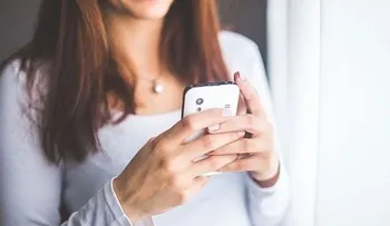 Las mujeres se fían más de invitaciones de otras feminas en redes sociales, según estudio