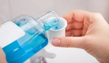 El enjuague bucal cura hongos en las uñas