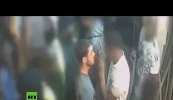 Un joven rocía ácido en un club nocturno lleno de gente