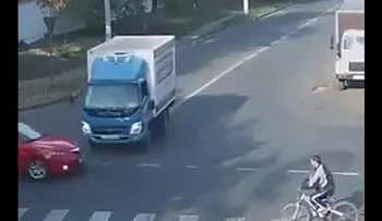 Hombre se lanza del puente de La 17 y salva vida milagrosamente