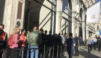 Ya salió a la venta el iPhone 8 y esta fue la sorpresa que dieron las filas