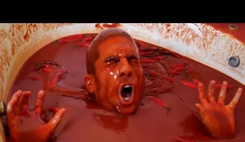 Esto es lo que pasa si tomas un baño de salsa picante