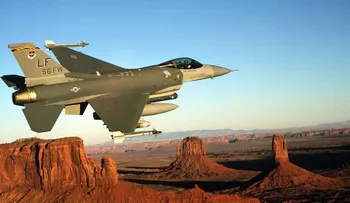 Hallan restos humanos en el lugar del accidente de un F-16 en Arizona