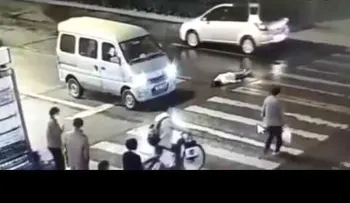 El video de una mujer que murió por la indolencia y que recorre el mundo; fue atropellada dos veces 