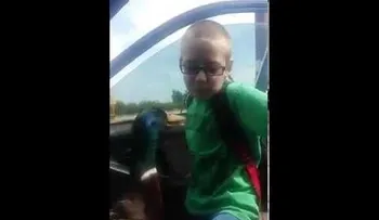 Este pato recibe así: Supequeño humano cuando llega del colegio (Video)