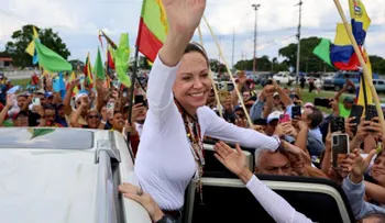 Seguidores de Machado la reciben con cánticos de "libertad" en su regreso a Venezuela