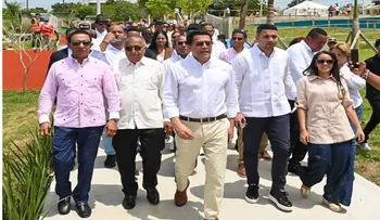 Collado supervisa obra en construcción en Bajos de Haina