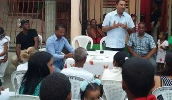 Diputado Ramón Durán conversa con moradores de Los Guarícanos