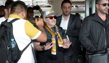 Vecinos del barrio bloquean mudanza de Diego Maradona en México