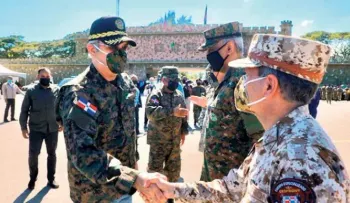 Abinader se viste con indumentaria militar, marcando un nuevo precedente