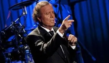  Admiten a trámite demanda de paternidad contra cantante Julio Iglesias; su hijo pide que se haga Justicia