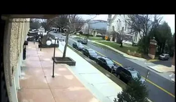 Una mujer que cae del cielo con su coche (VIDEO)