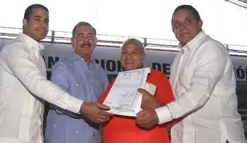 Danilo Medina dice entrega de títulos no tiene bandera política