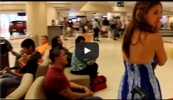 Esta chica sospechó de este hombre y tenía razón.. ¡GUAU! (Video)