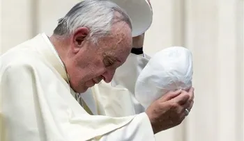 El Vaticano niega papa Francisco tenga un tumor cerebral