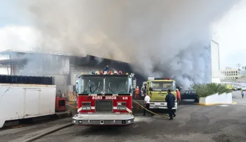 Bomberos sofocan fuego en fábrica de la República de Colombia