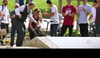 Se viste de anciano y da una lección a unos jóvenes (Video)