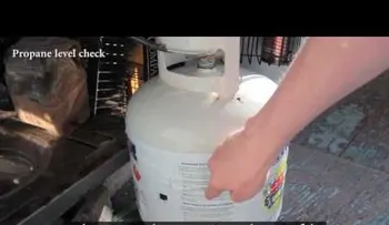 El puso aceite sobre sus lamparas, por una razón genial (VIDEO)