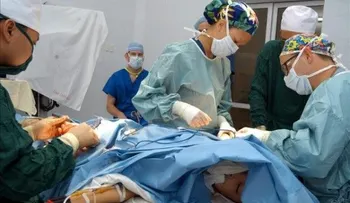Cirujanos reimplantan exitosamente mano a niña de dos años