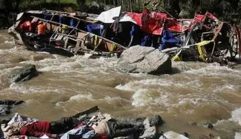 15 muertos tras caída bus al abismo en los Andes 