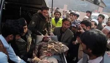 Mueren 141 en ataque a escuela en Pakistán