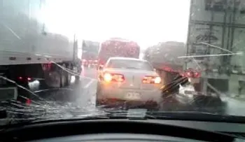 Granizo destruyendo carros (VIDEO)