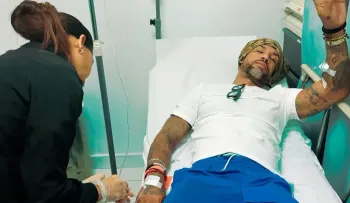 Vakeró aparece en emergencia de un centro de salud y tranquiliza a sus seguidores