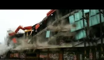 Demuelen un centro comercial sin evacuarlo antes (VIDEO)