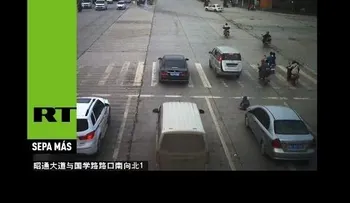 Un niño se cae por la puerta trasera de una furgoneta y es atropellado por otro coche