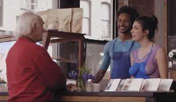 Video: Empleados de cafetería regalan café ¡desnudos!