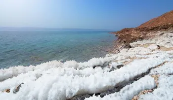 El agua del mar y el cloro de las piscinas destruyen el Covid-19