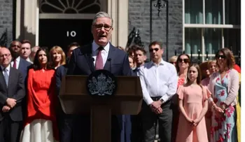 Starmer deja el cargo y destaca su gestión como primer ministro