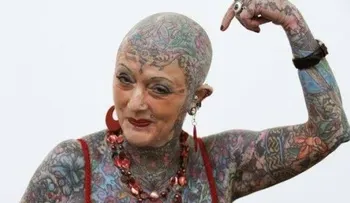 Muere la mujer más vieja con más tatuajes en su cuerpo
