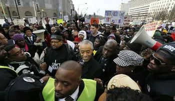 Cientos de personas protestan en Londres contra violencia racial en EE. UU.