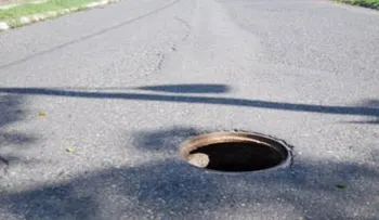 Anciano muere al caer en hoyo de alcantarilla