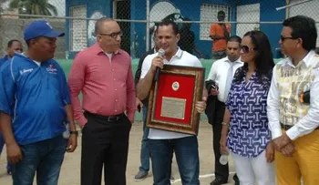 Club deportivo Los Delfines reconoce ministro Juventud
