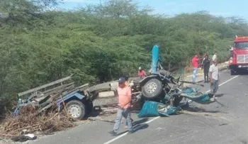 Dos muertos y tres heridos en triple choque de camiones en Azua