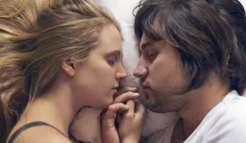 Qué revela la postura en la que duerme una pareja sobre su vida sexual