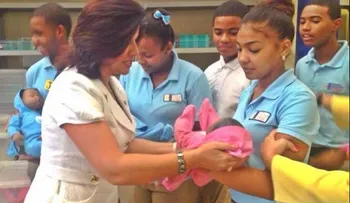 Vicepresidencia otorga simuladores de bebés a estudiantes para reducir embarazos