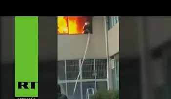 Un bombero se salva en el último momento