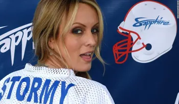 El abogado de Stormy Daniels manda "una advertencia" a Trump con un DVD
