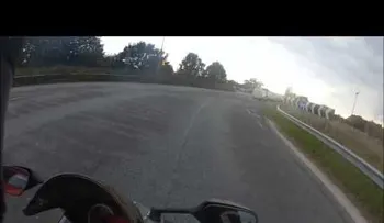 El karma del odio: Esto le pasó por querer asustar a un motociclista