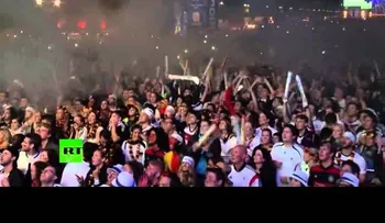 Miles de hinchas alemanes celebran la victoria de su selección en el Mundial