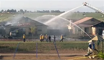 Jet militar se estrella en vecindario en California 