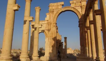 ISIS ata a víctimas en columnas de Palmira y las detona