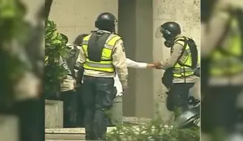 ¿Robó la policía venezolana a dos manifestantes? Esto es lo que muestra un video
