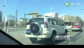 Un chino desafía la gravedad transportando una montaña de cajas en una pequeña moto