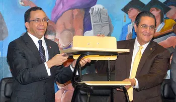 Ministerio de Educación dona cinco mil butacas a la Escuela de Formación Docente de la UASD